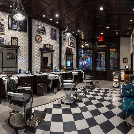 The Cosmopolitan Of Las Vegas Esterno foto The interior of a traditional barbershop