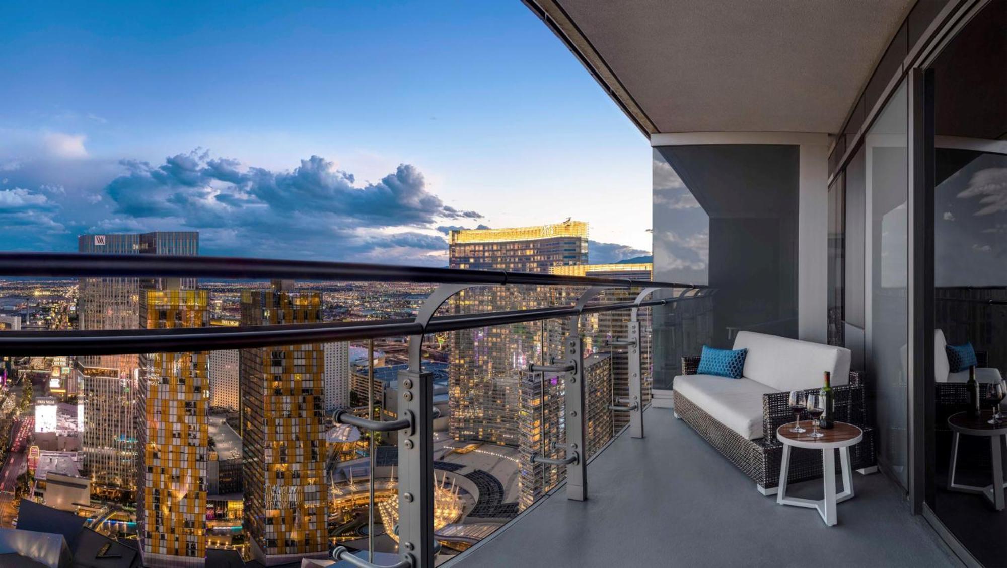 The Cosmopolitan Of Las Vegas Esterno foto A balcony at the Encore